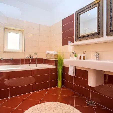 Maruncela With Sea And Island Views, 5 Bedrooms, Private Pool, Gym Lokva Rogoznica